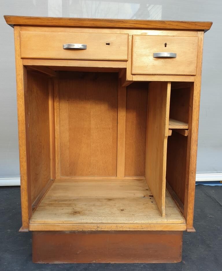 1950's store checkout counter with Bakelite mint