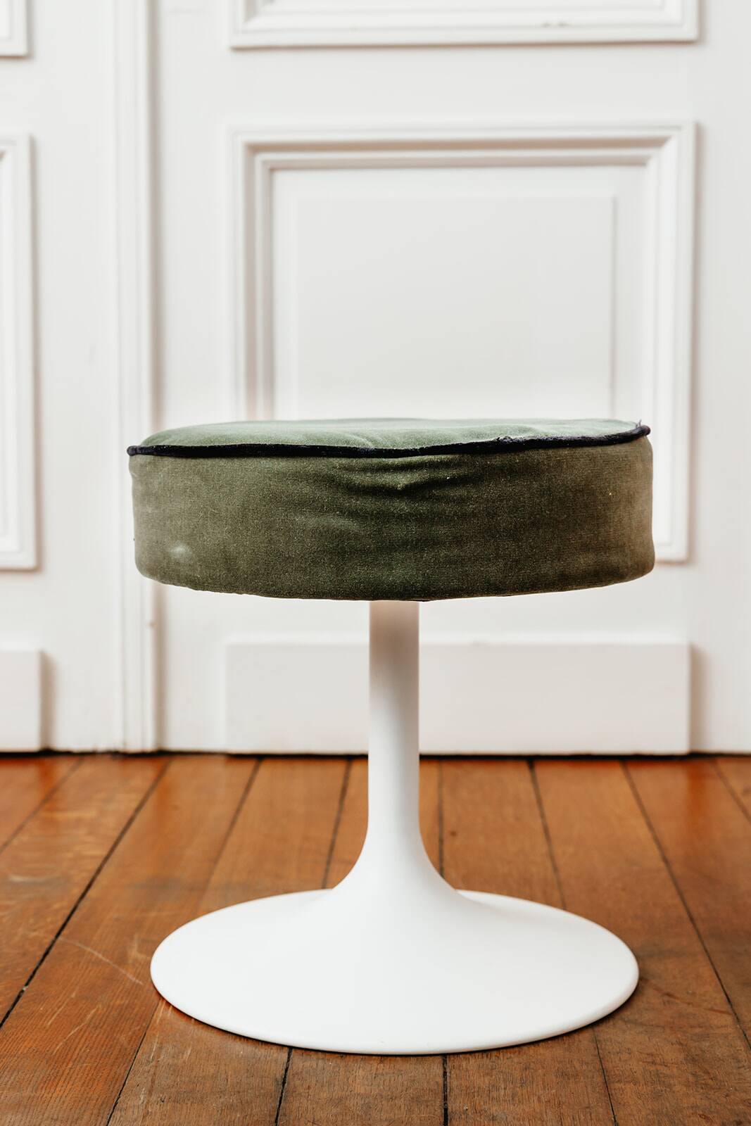 Set of tulip stools and chairs, 1960