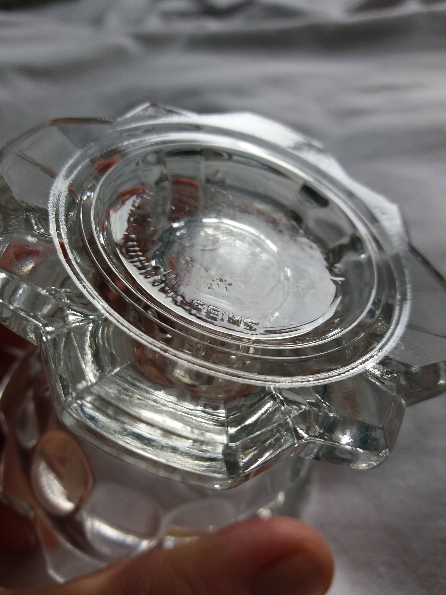Paire de bougeoirs en verre de Reims