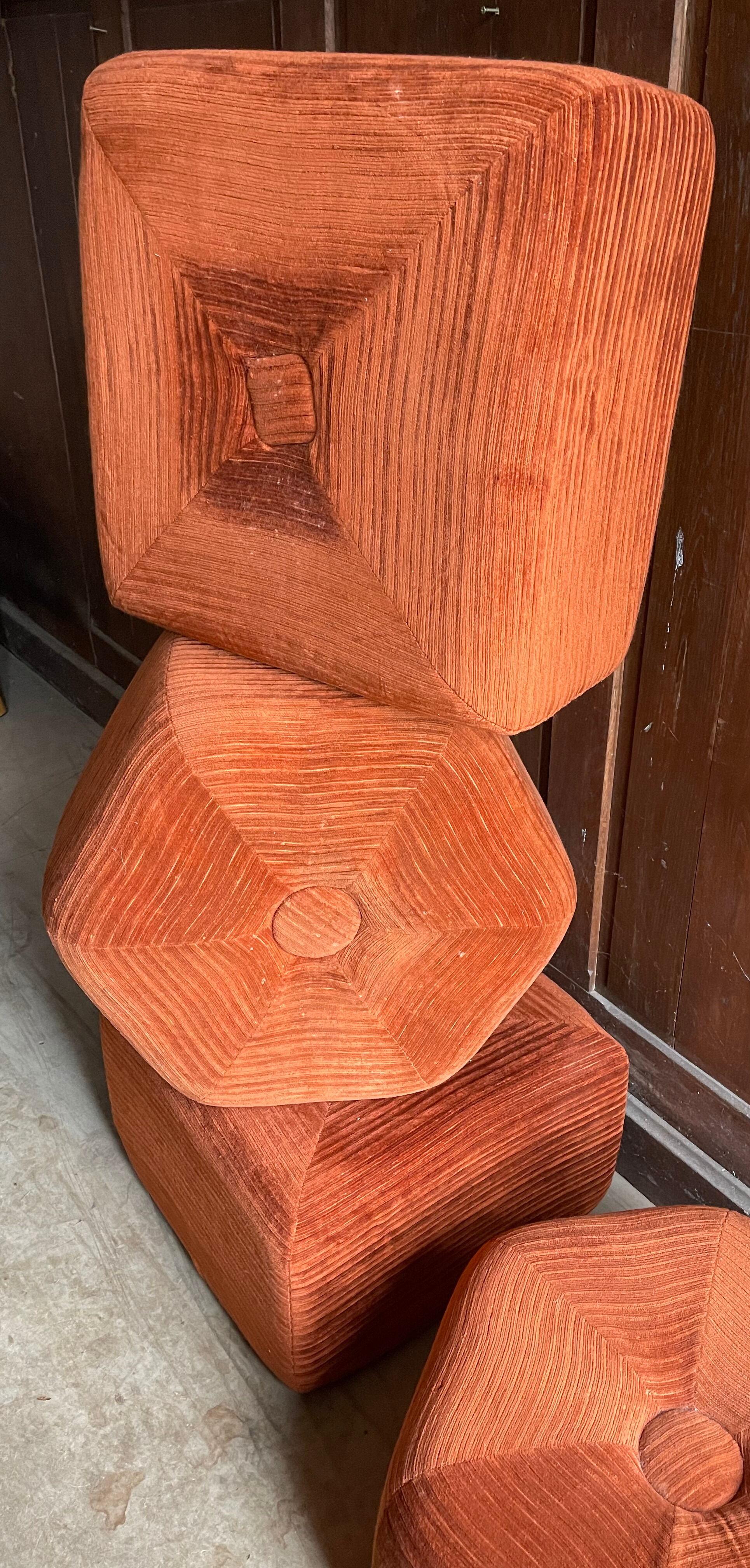 4 poufs