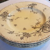 Suite de 4 assiettes en faïence à décor de fleurs