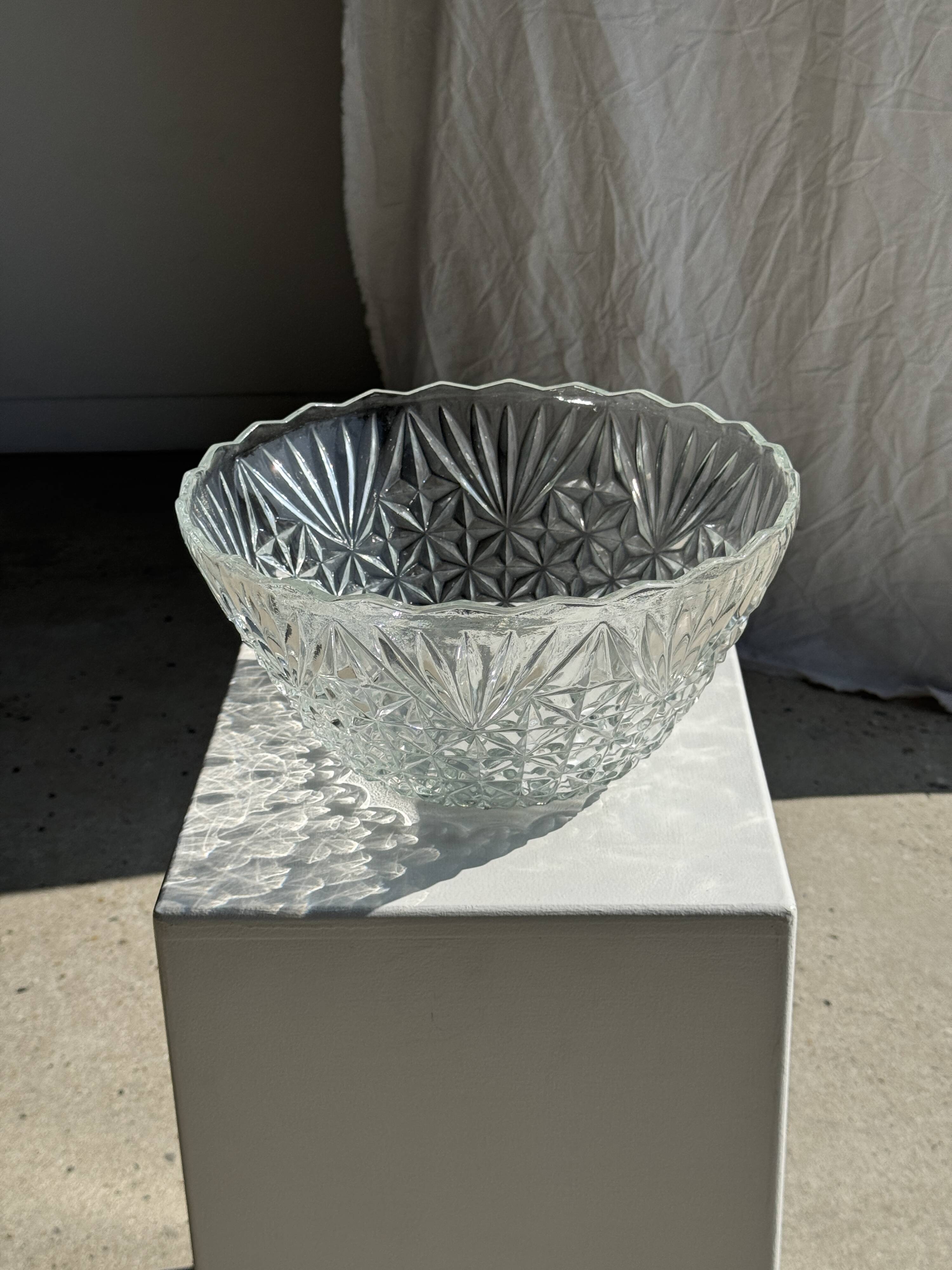 Large glass salad bowl with diamond points D30