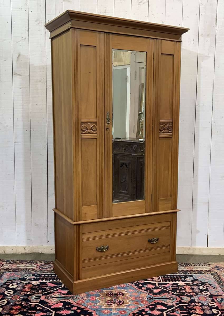 English wardrobe in walnut from the early 20th century.
