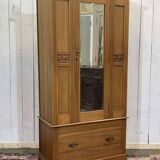 English wardrobe in walnut from the early 20th century.