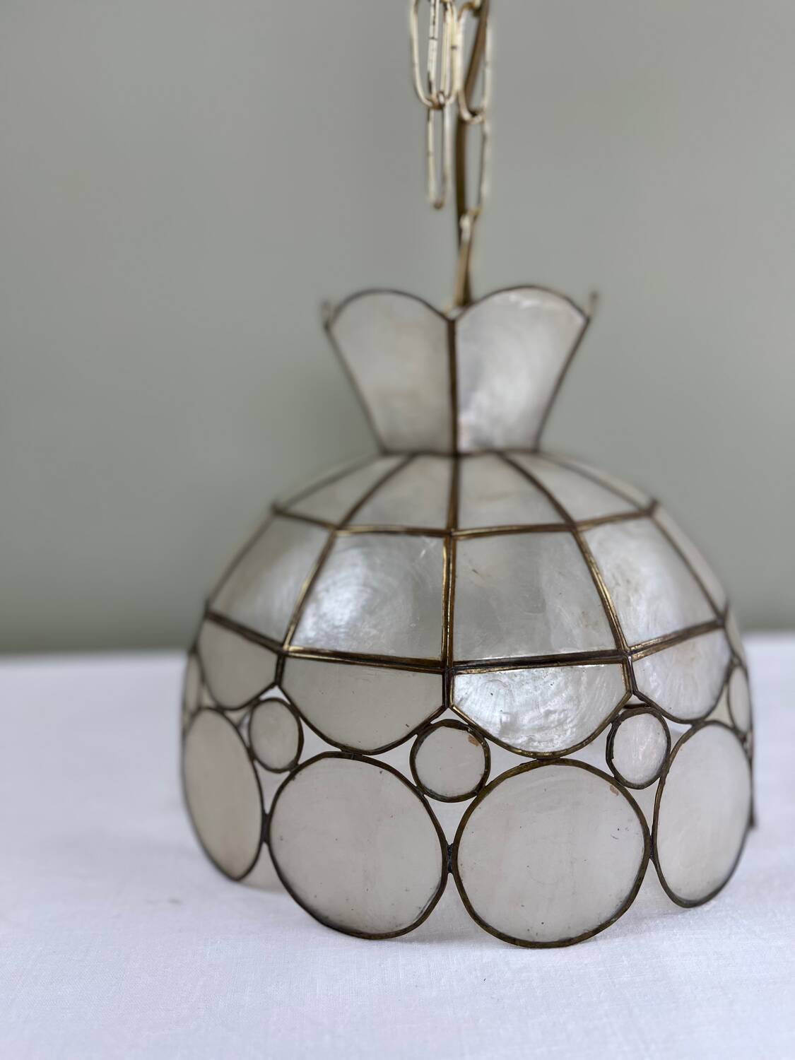 Mother-of-pearl suspension