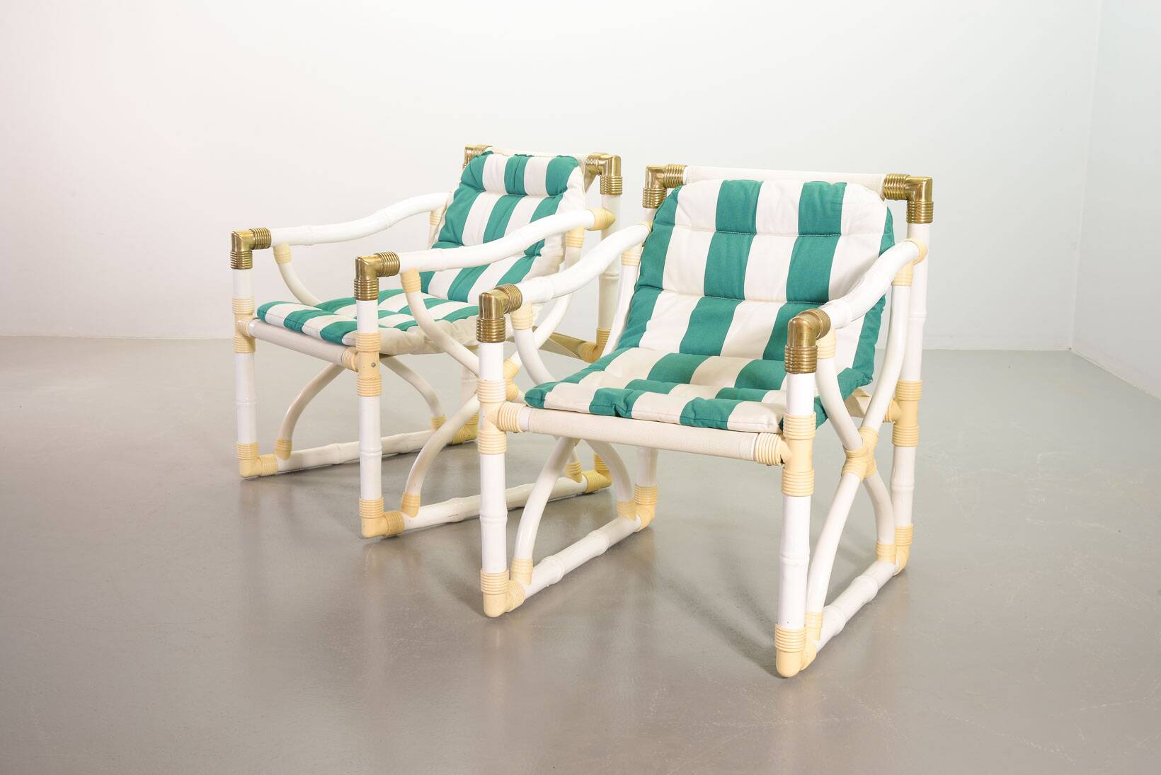 Chaises longues Kettal Garden en imitation bambou avec revêtement à rayures vertes et blanches