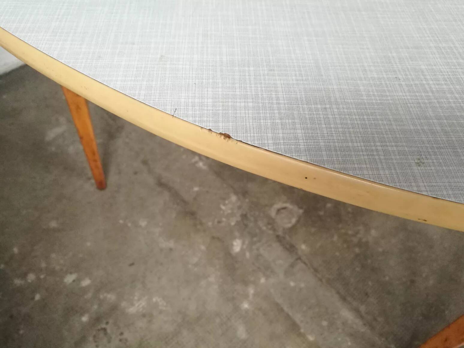 Table style scandinave bois et formica