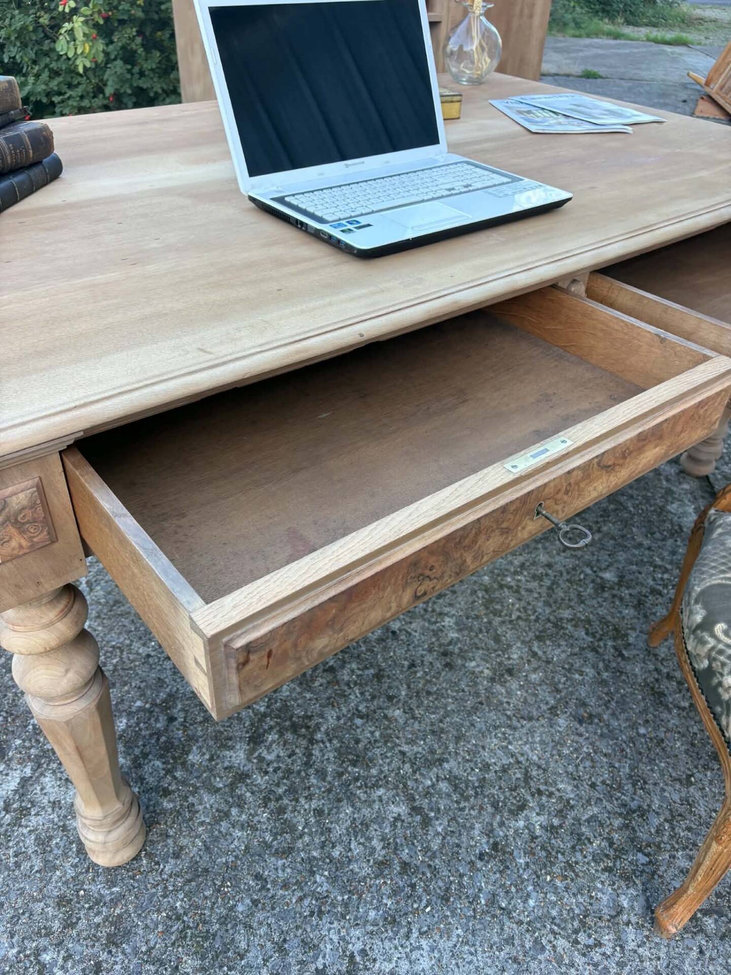 Grand bureau ancien en bois brut