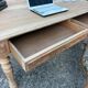 Grand bureau ancien en bois brut