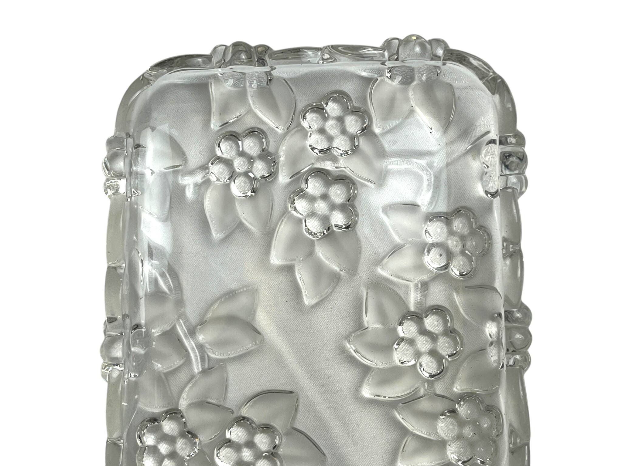 Tableware, glass cake dish decorated with flowers from the 20th century.