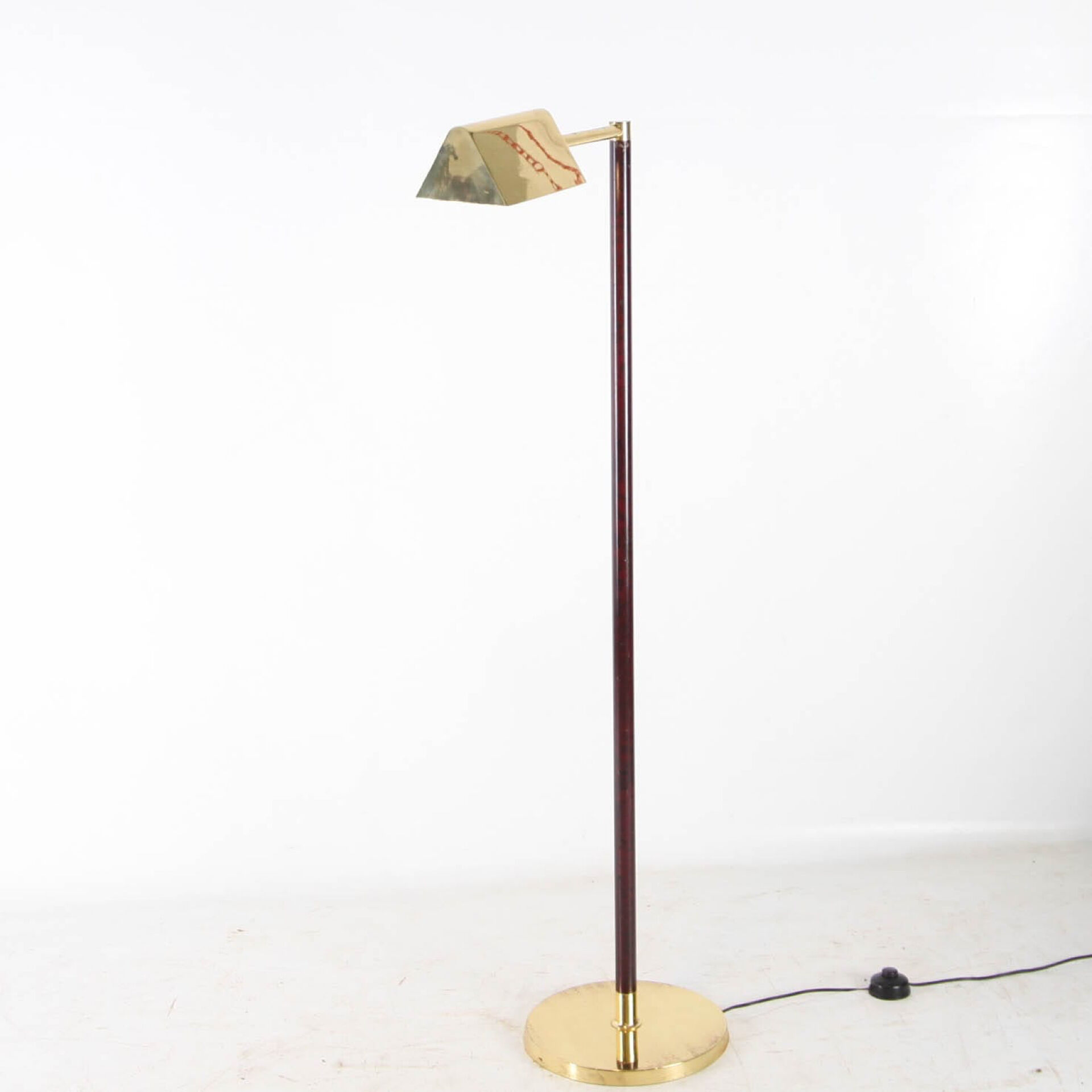 Lampadaire en laiton et bois