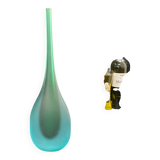 Vase en verre soufflé de Murano en forme de flûte avec un dégradé givré de teal à vert.