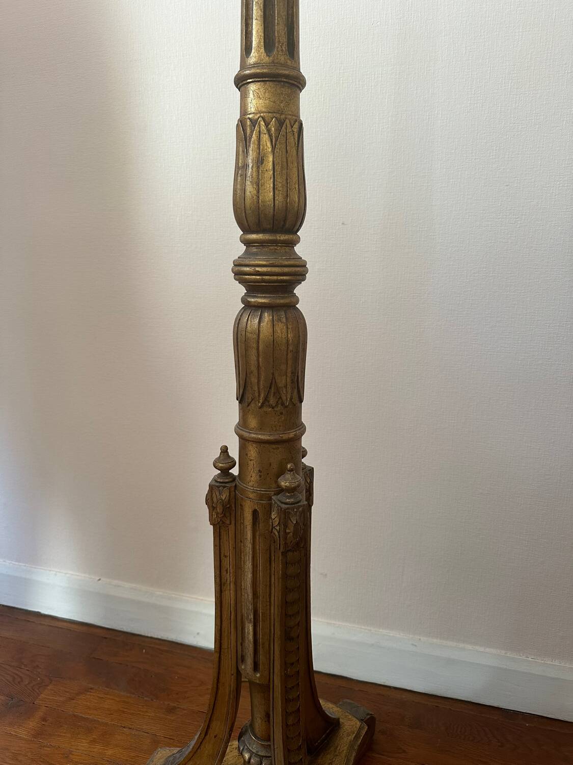 Lampadaire en bois doré Style Louis XVI