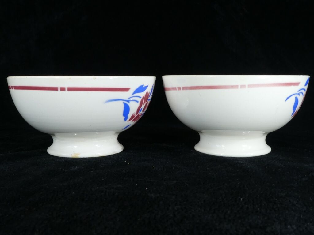 Paire de bols Badonviller à decor de fleurs bleu et rouge