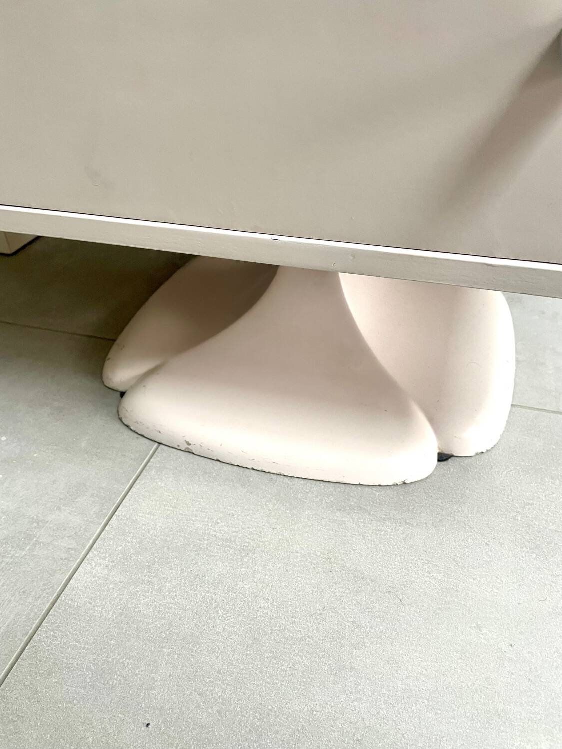 Small tulip-shaped chest of drawers 1970 Gauthier