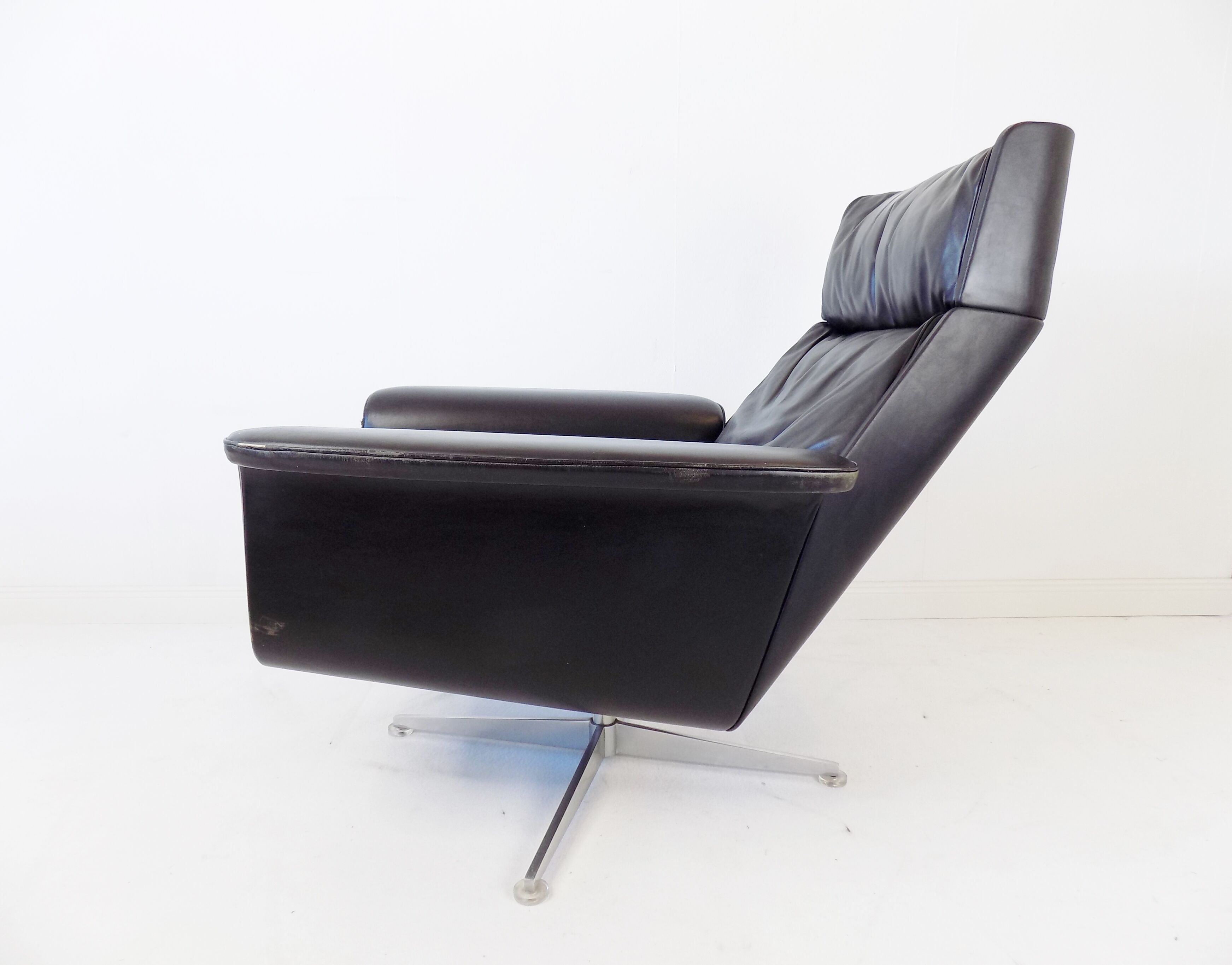 Fauteuil Kaufeld Siesta 62 en cuir noir par Jacques Brule