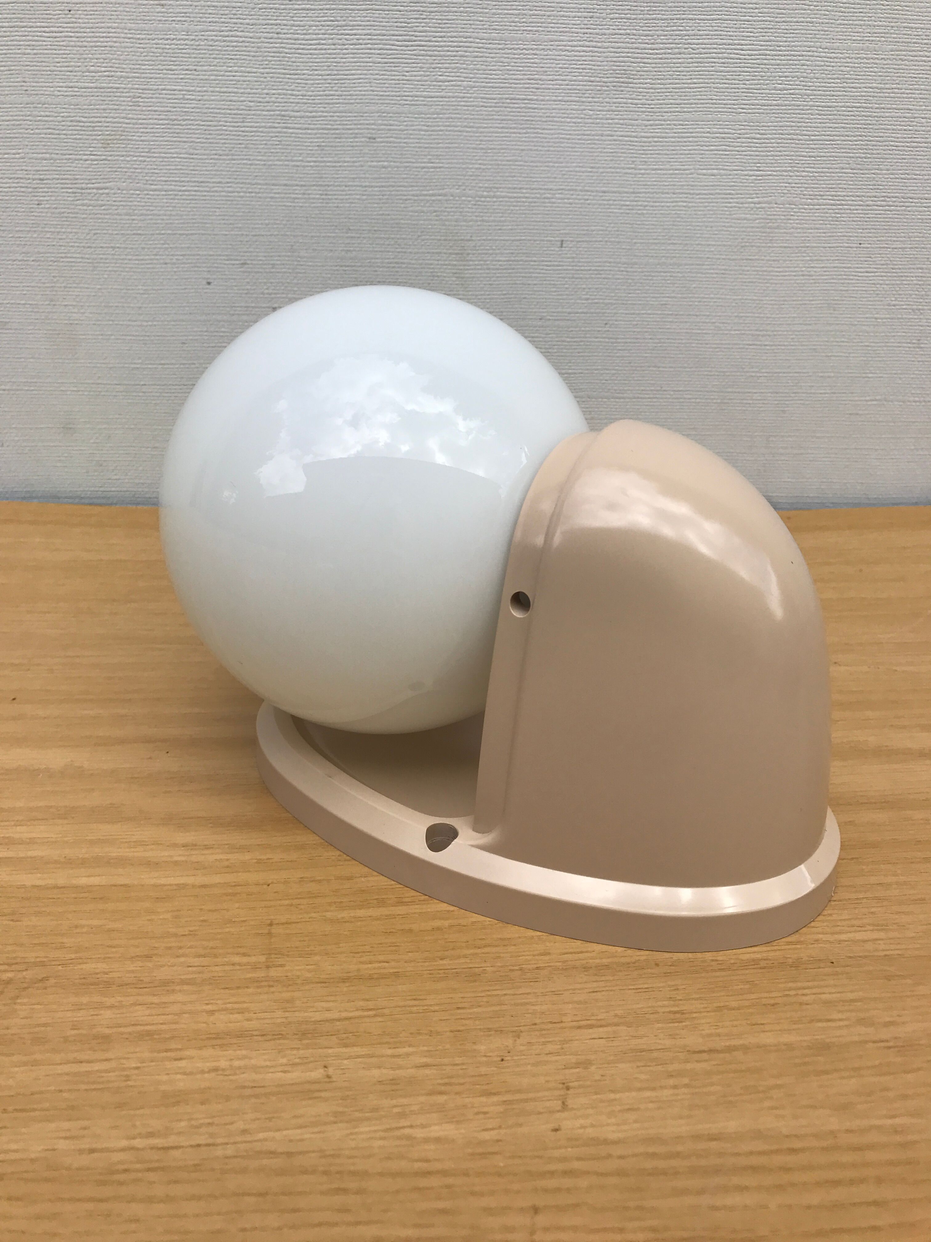 Applique Boule Opaline Blanc Socle Bakélite Beige Salle de Bain Années 70 Vintage