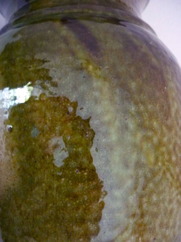 Pichet vase, terre cuite vernissée verte, épaisse, signature à identifier