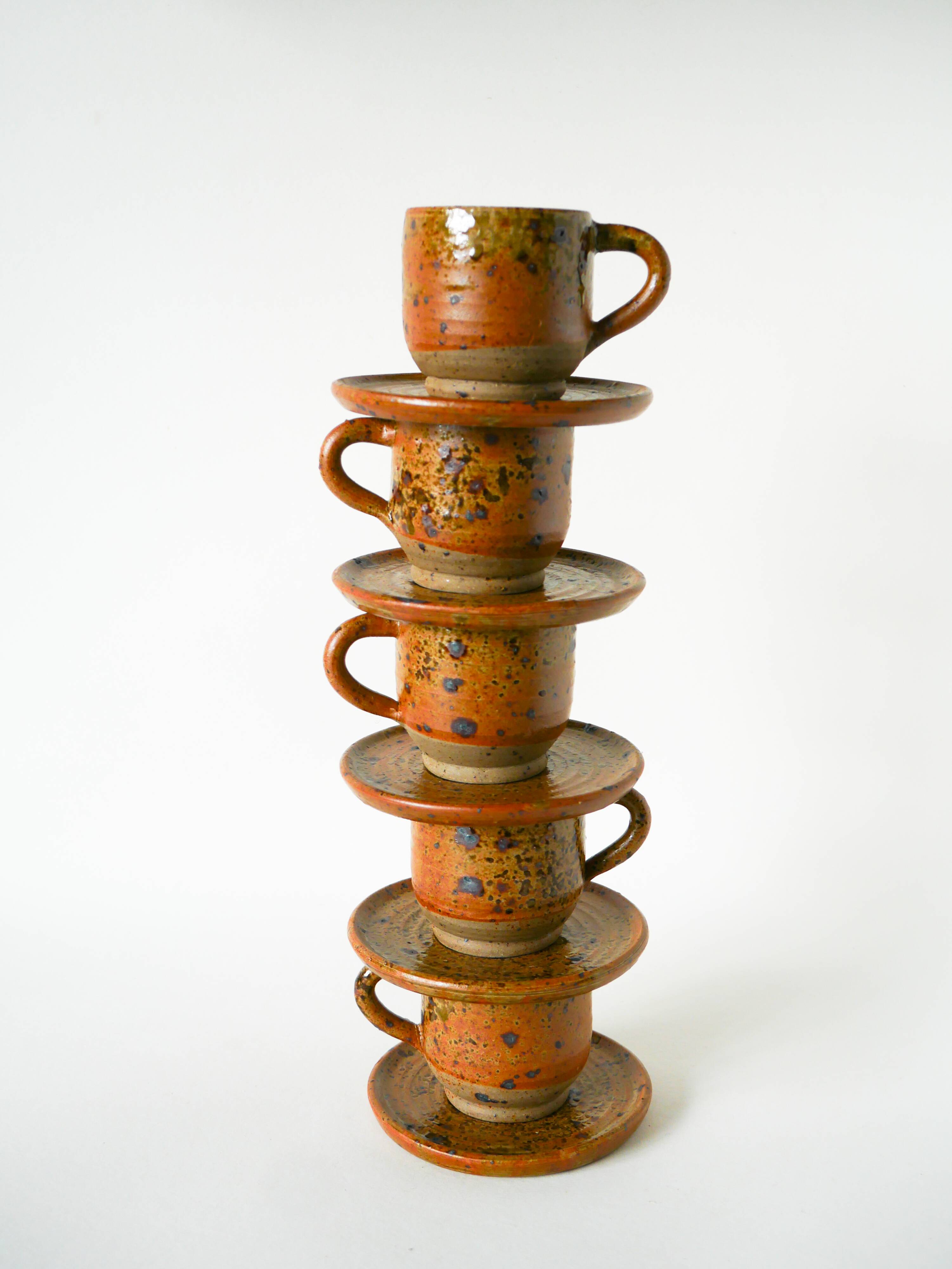 Glazed stoneware coffee service consisting of a coffee pot and 5 cups.