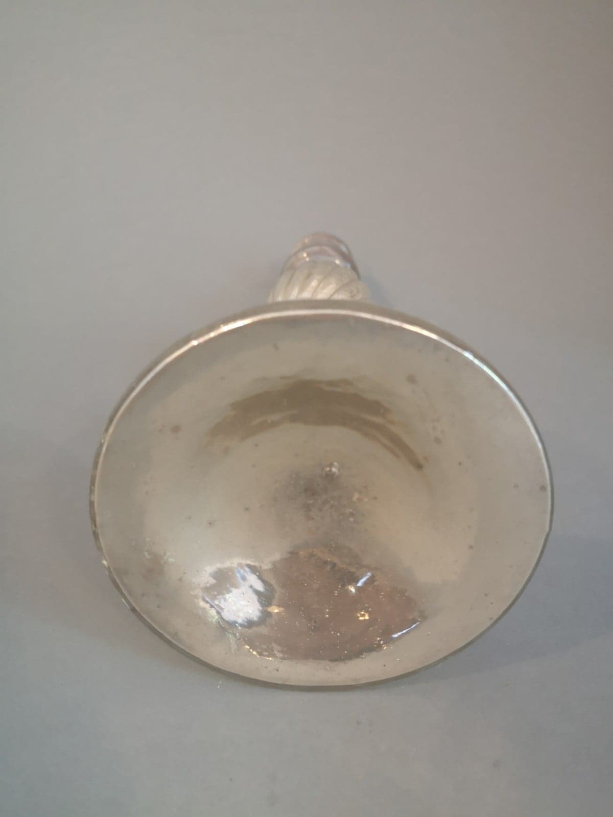 Glare-defying glass candlestick