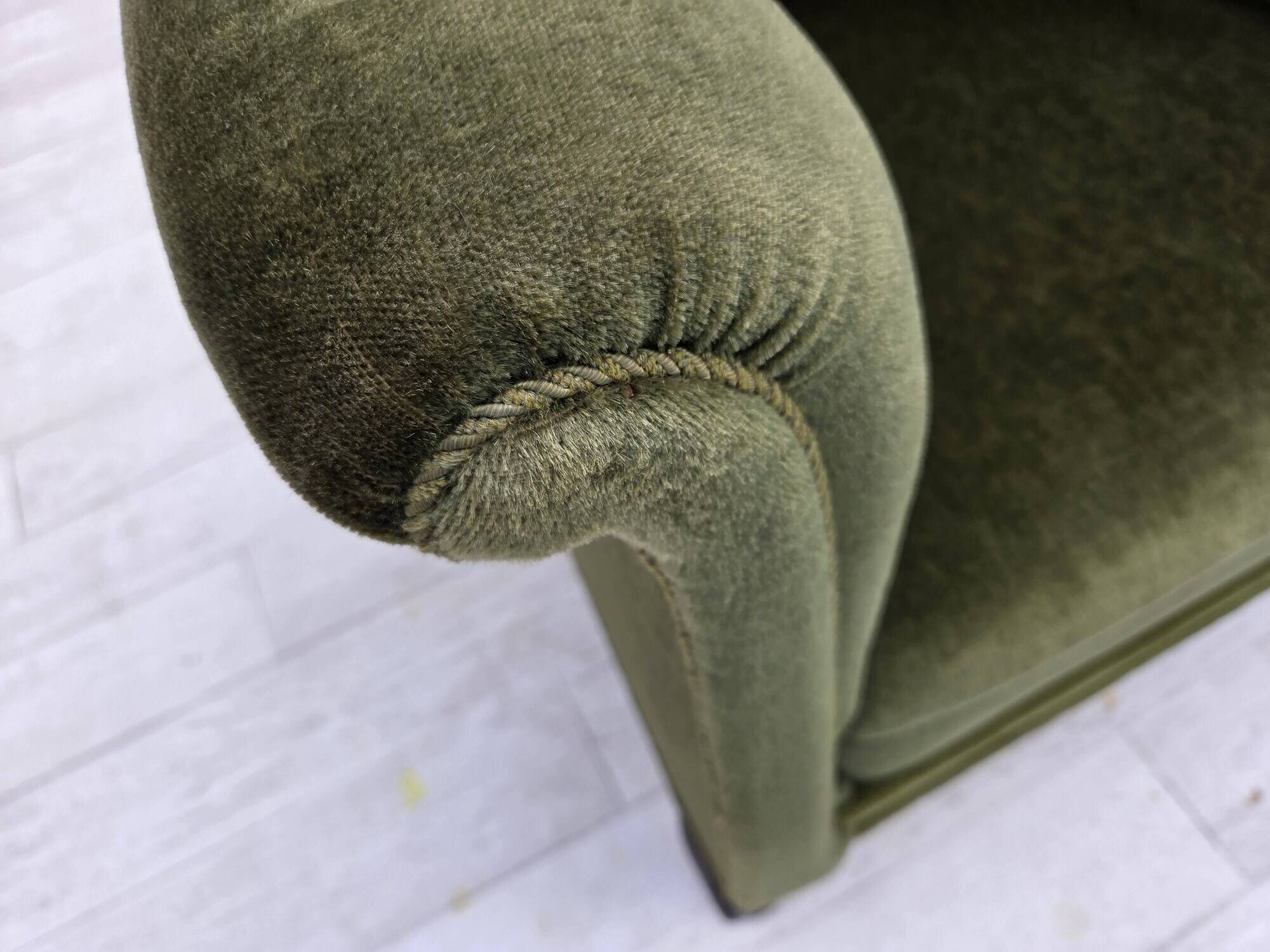 Fauteuil danois des années 1950, velours vert, pieds en frêne.