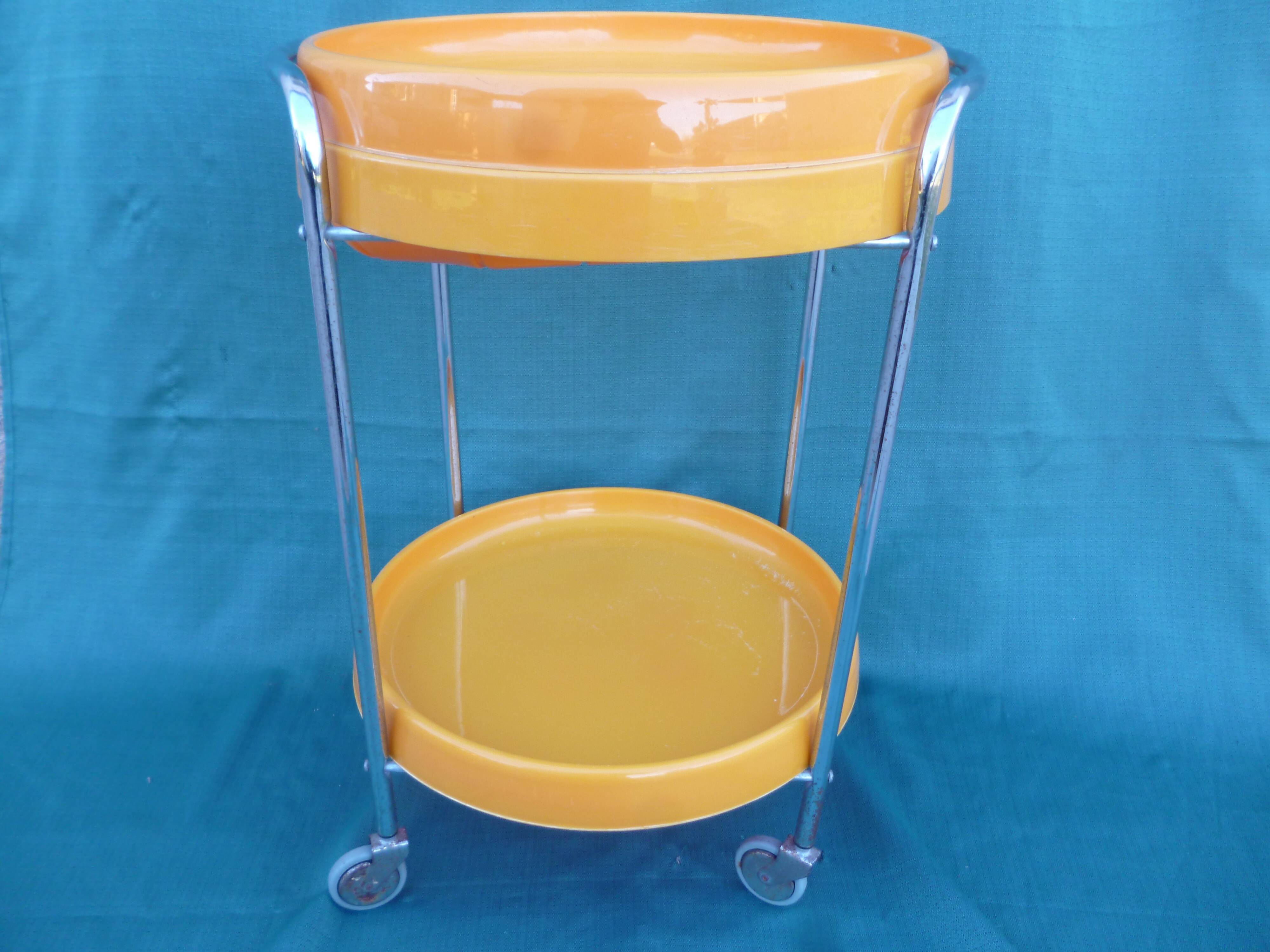 Desserte vintage orange sur roulettes