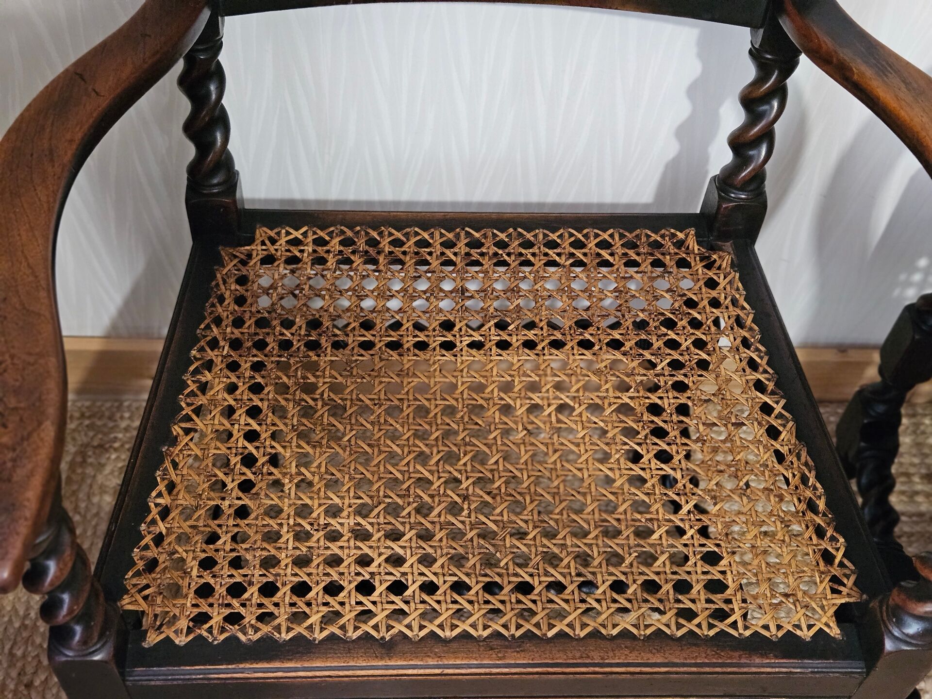 Paire de fauteuils canneés style Louis XIII anciens