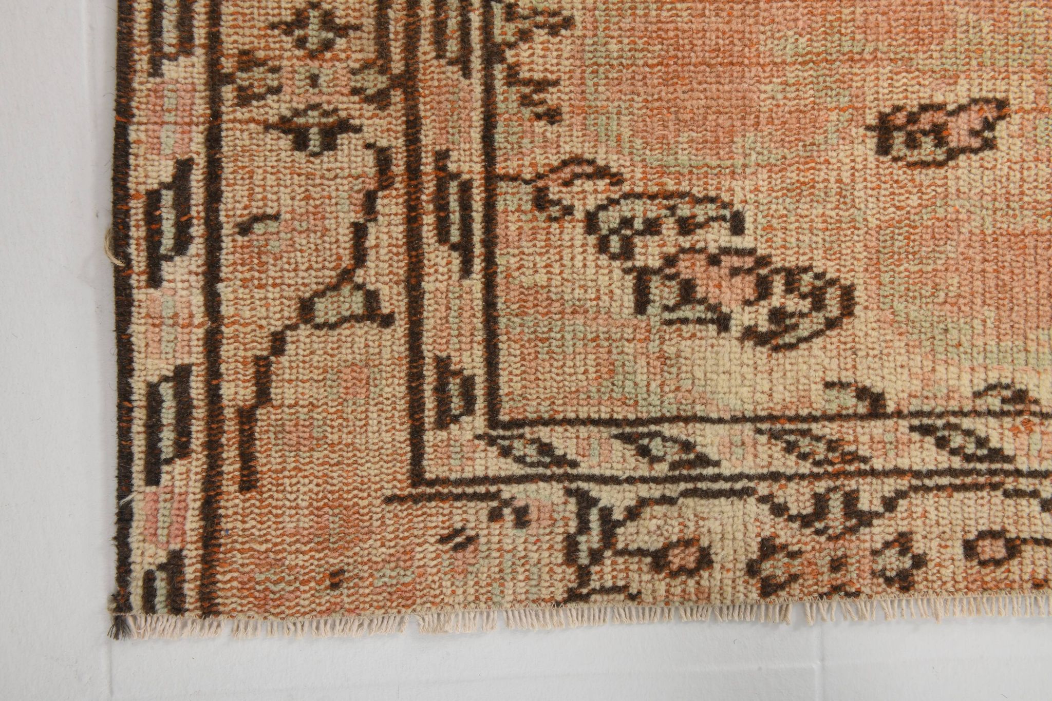 Tapis vintage rose poudré fait main en laine, style oriental doux