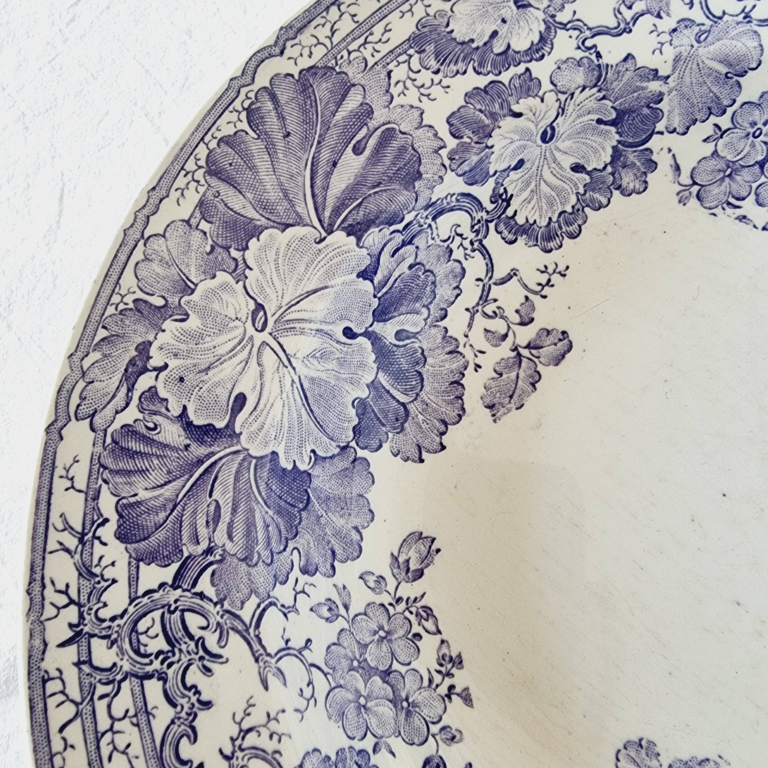 6 assiettes creuses en terre de fer violette, Sarreguemines U&C service "Géranium", 19ème siècle