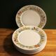 6 assiettes à dessert en porcelaine épaisse en très bon état.