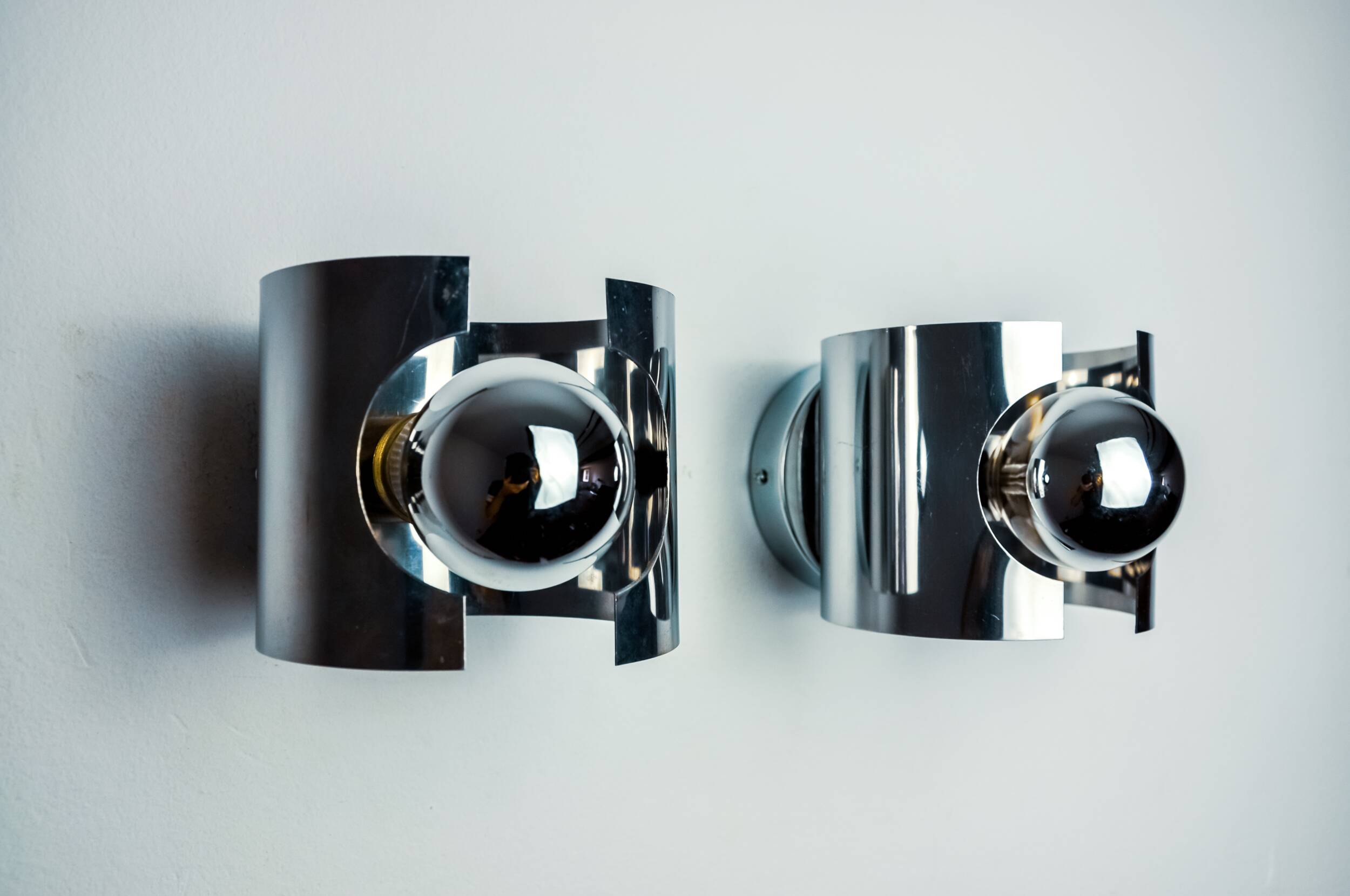Pair of tubular space age wall lights, chromed metal, Italy, 1970