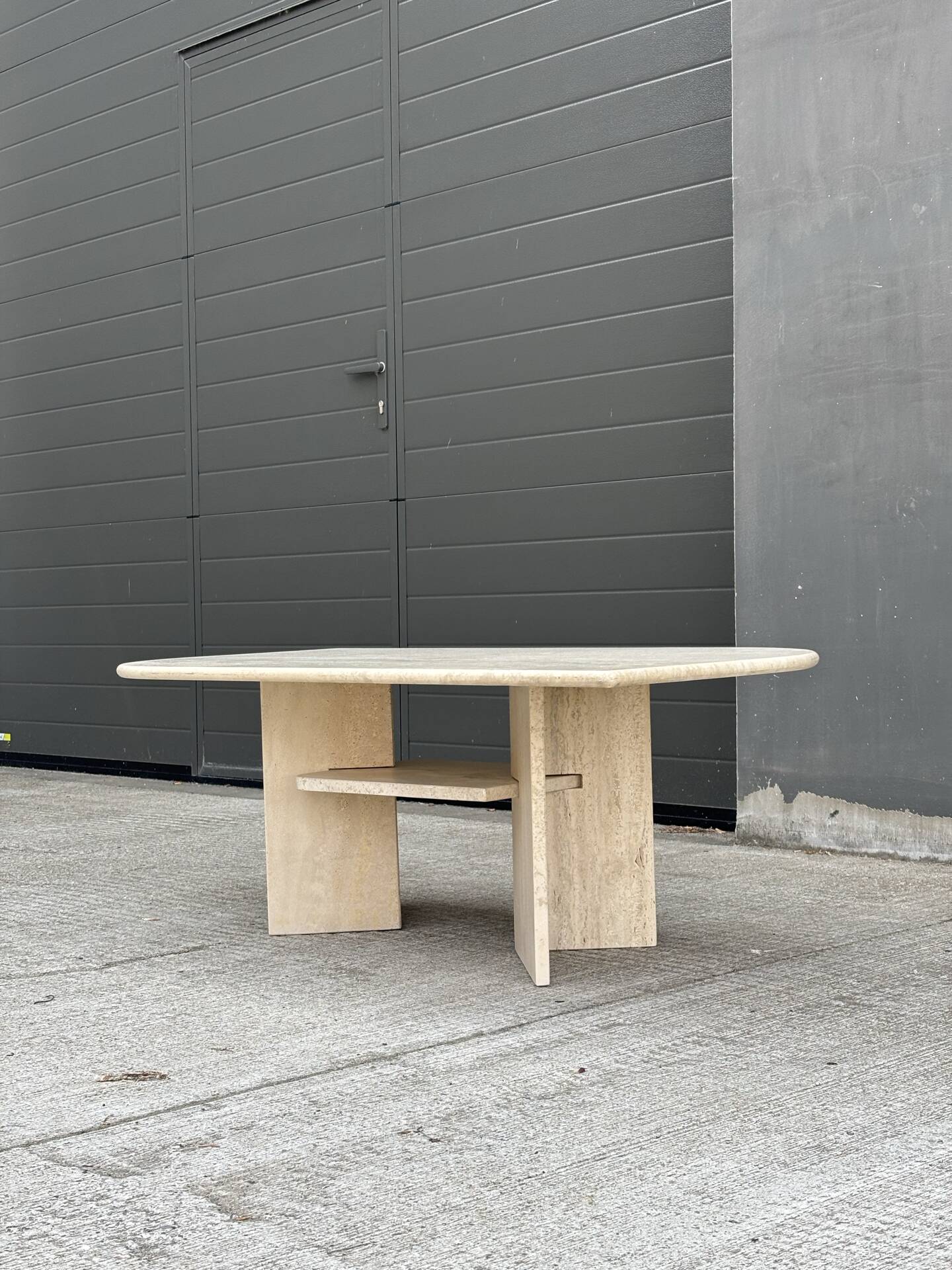 Vintage sculptural coffee table in travertine, 1980s.