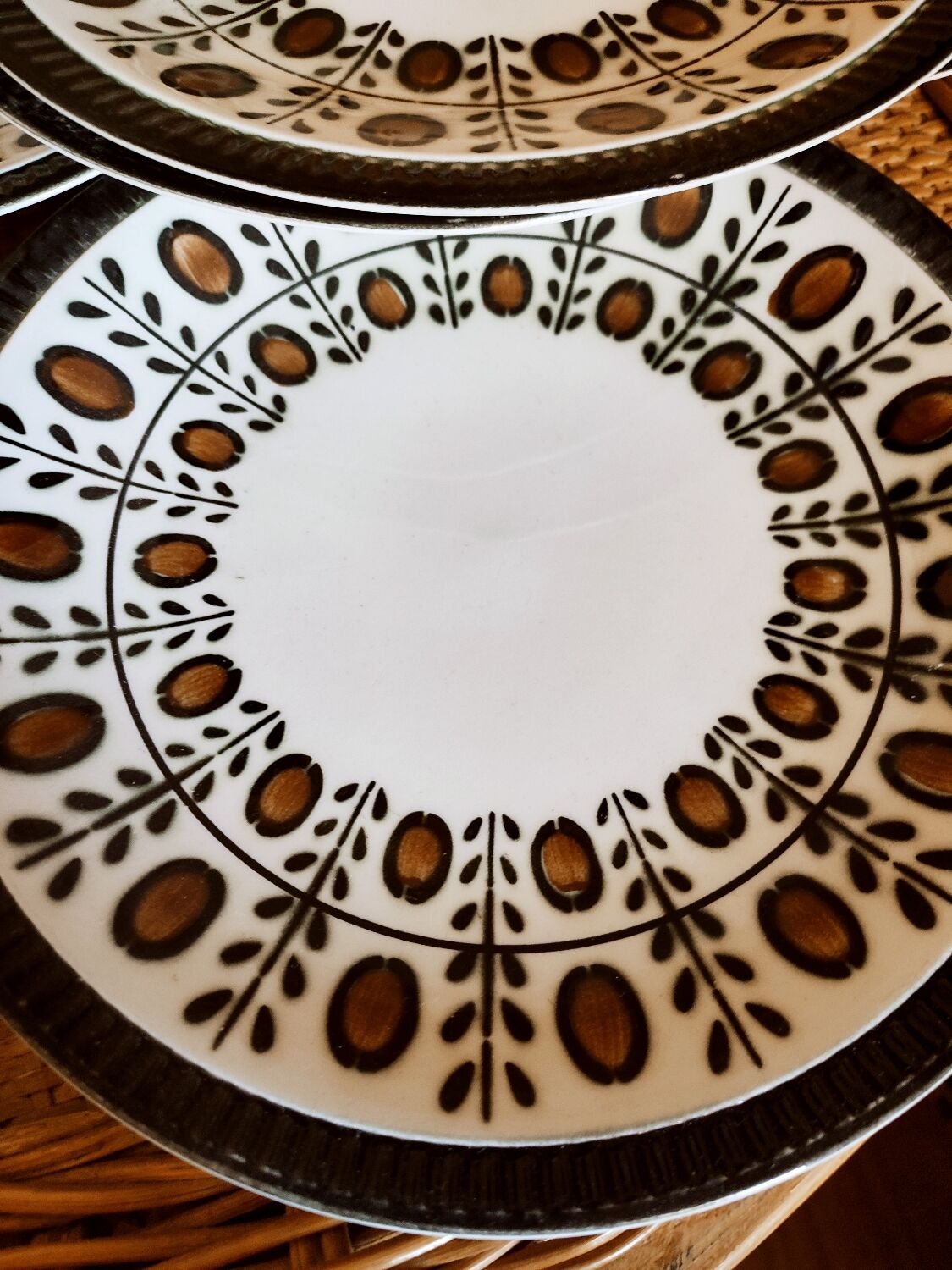 6 walnut model flat plates by Boch