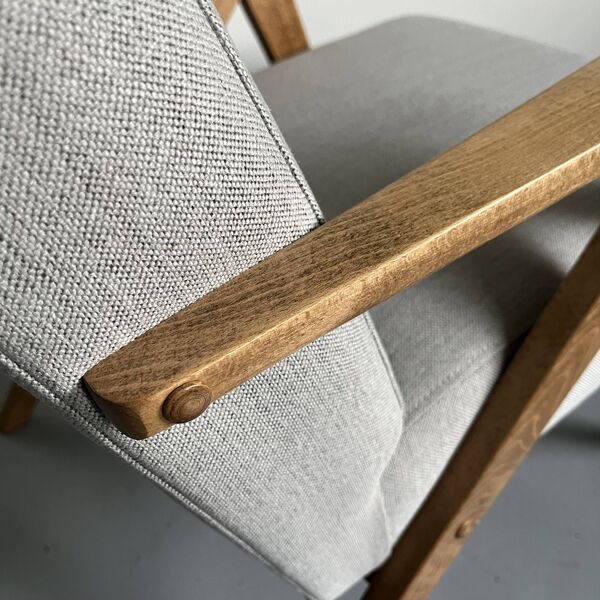 Fauteuil vintage mid-century moderne : tissu gris et cadre en bois de hêtre