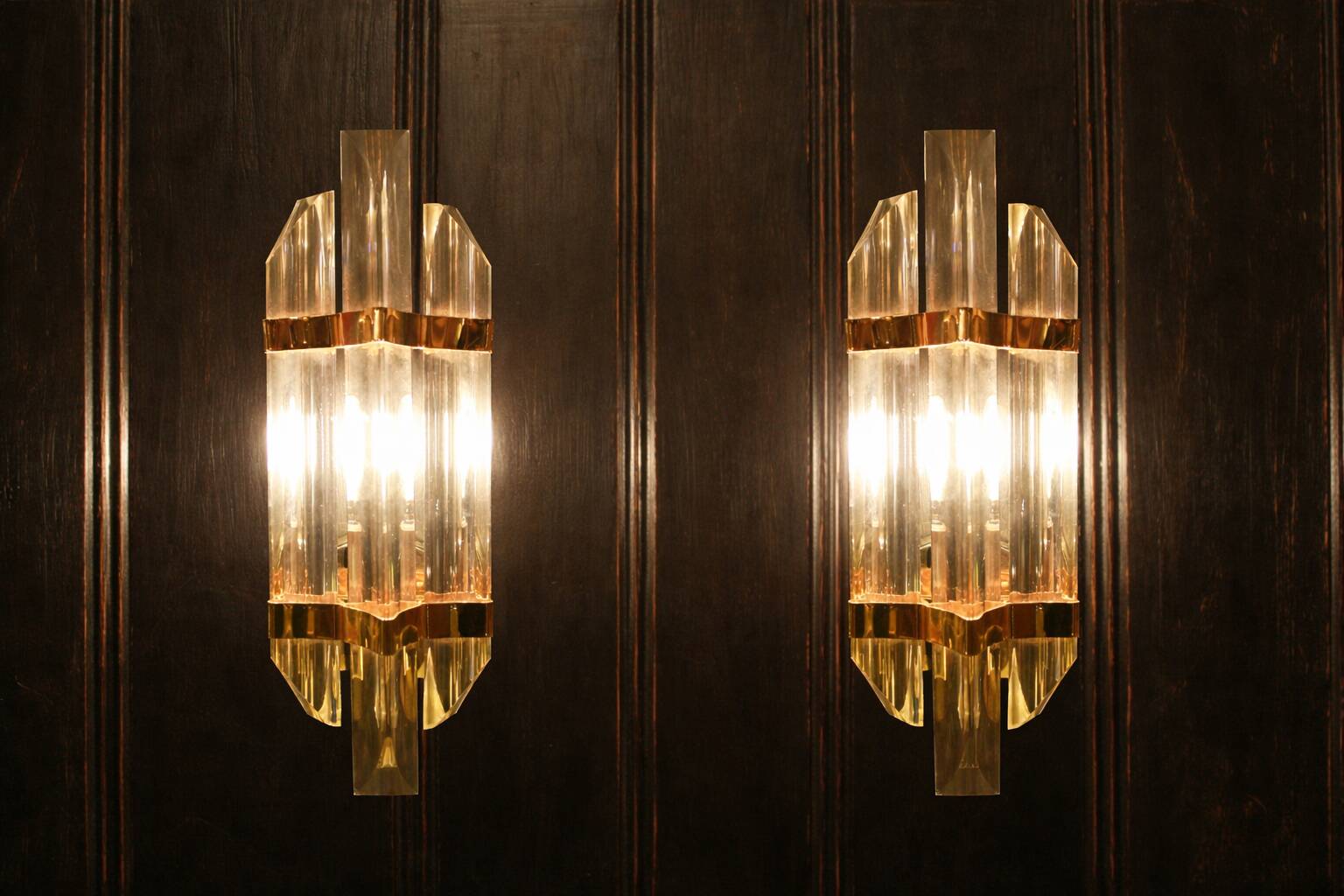 Pair of Venini wall lights, produced in Italy in the 1970s.