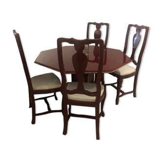 Table octogonale laque bordeaux et laiton et 4 chaises