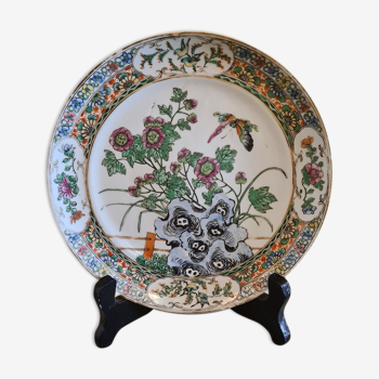 Assiette ancienne en porcelaine chinoise Famille Verte, 19ème siècle.