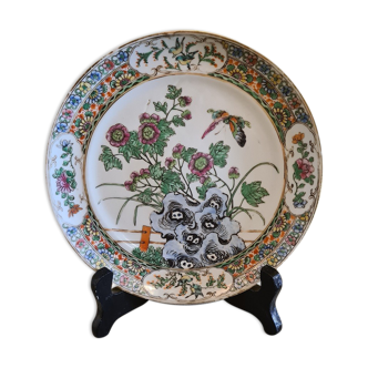 Assiette ancienne en porcelaine chinoise Famille Verte, 19ème siècle.