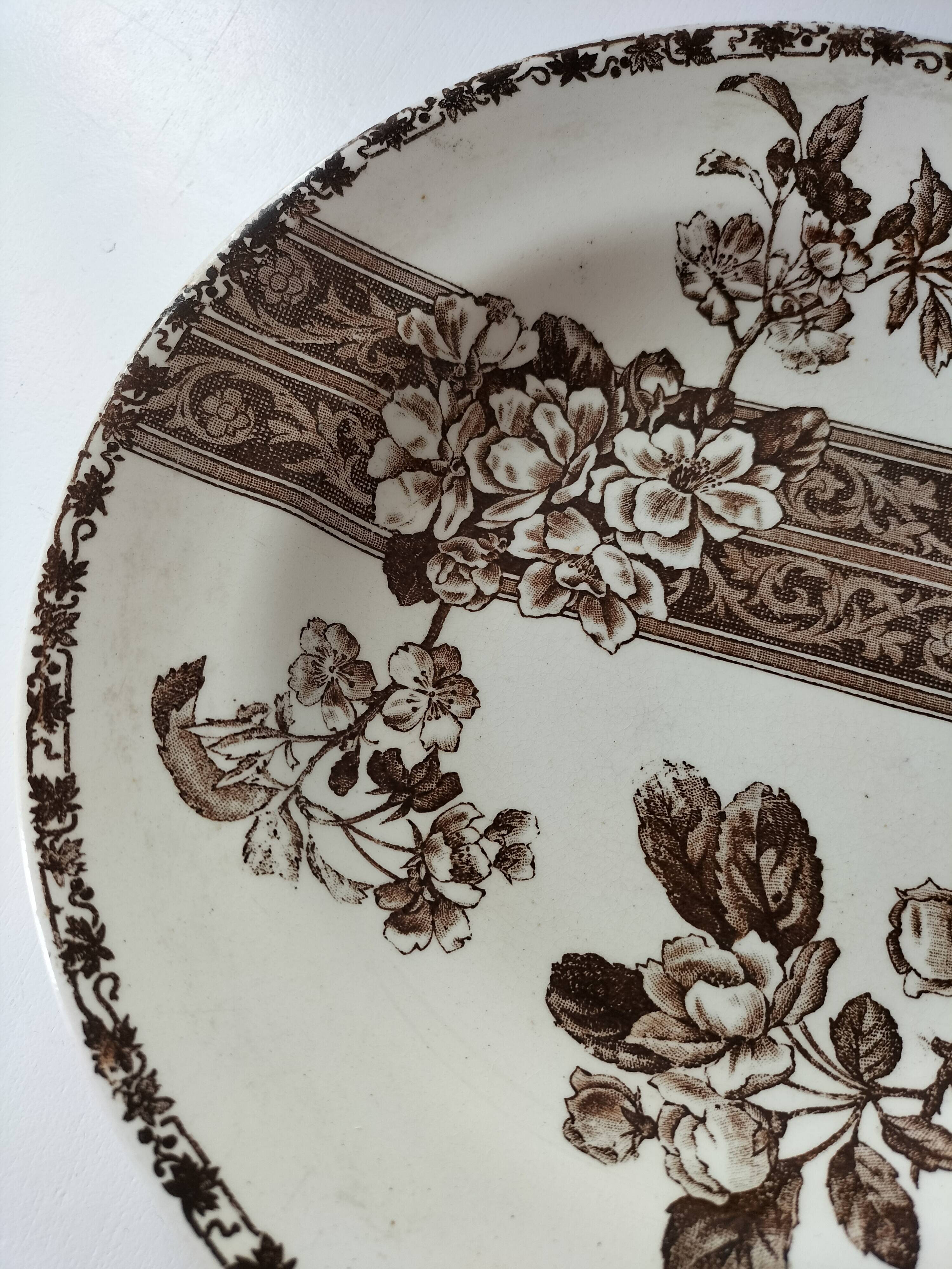 Antique plate with brown floral decoration, Grand dépôt E. Bourgeois