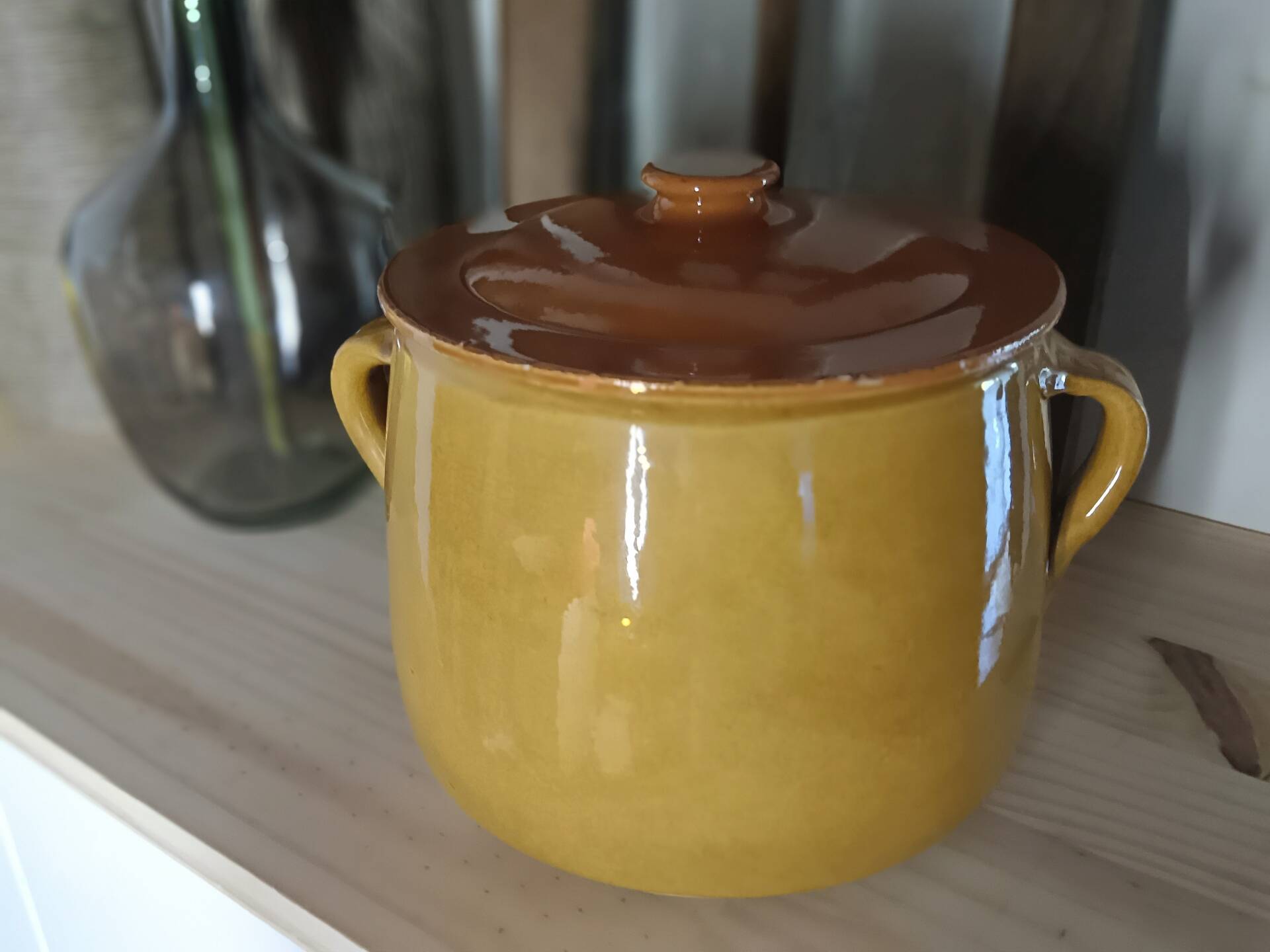 Marmite / Vintage earthenware casserole with lid (21 x