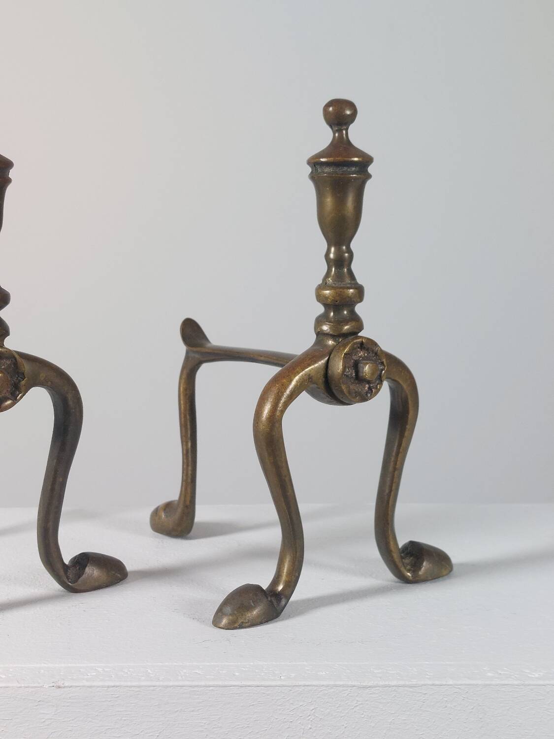Paire de chenets en laiton au design zoomorphe vintage.