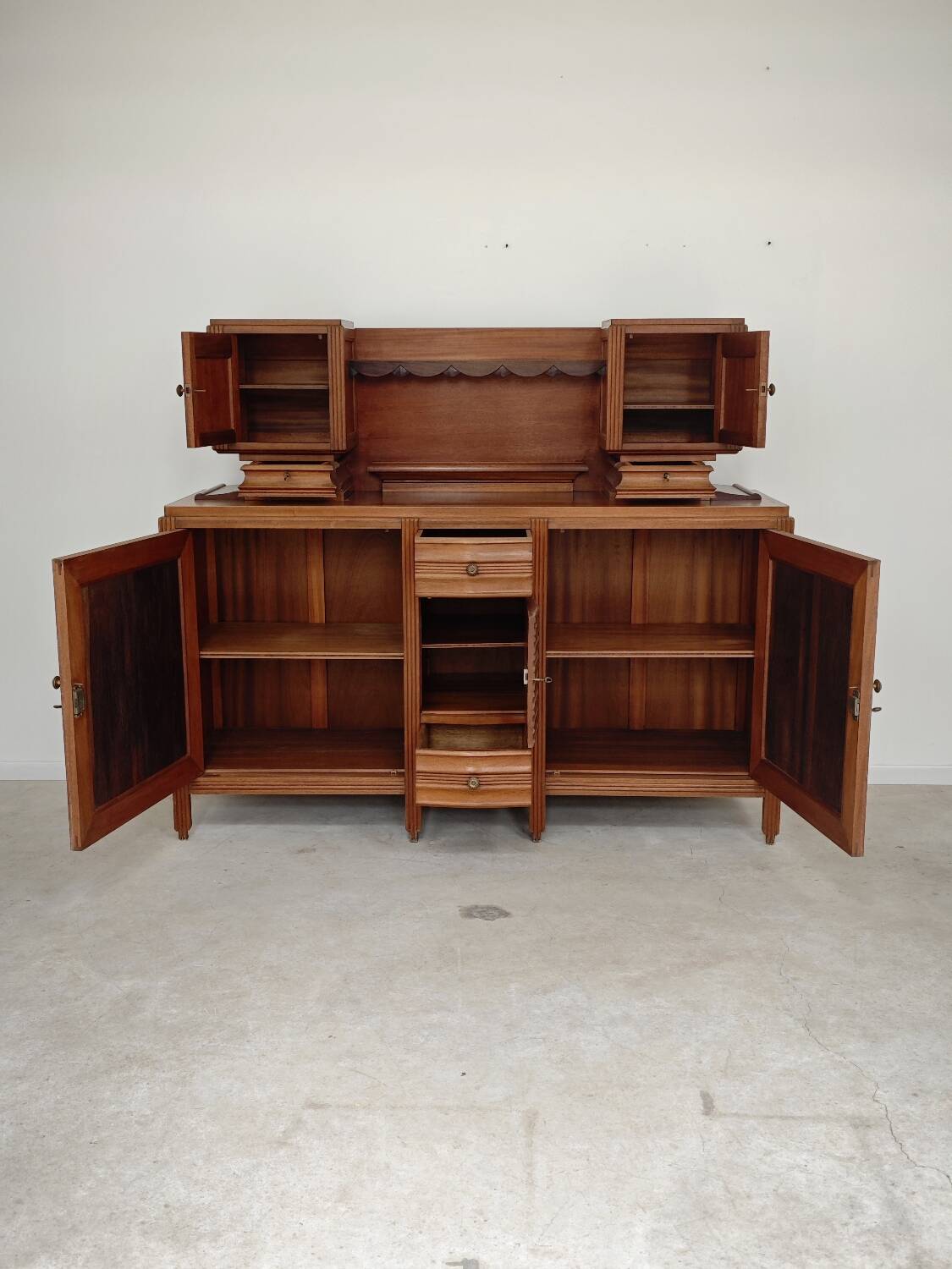 Buffet haut art and craft Art déco français en bois blond 1950 1960