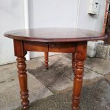 Extendable oval table