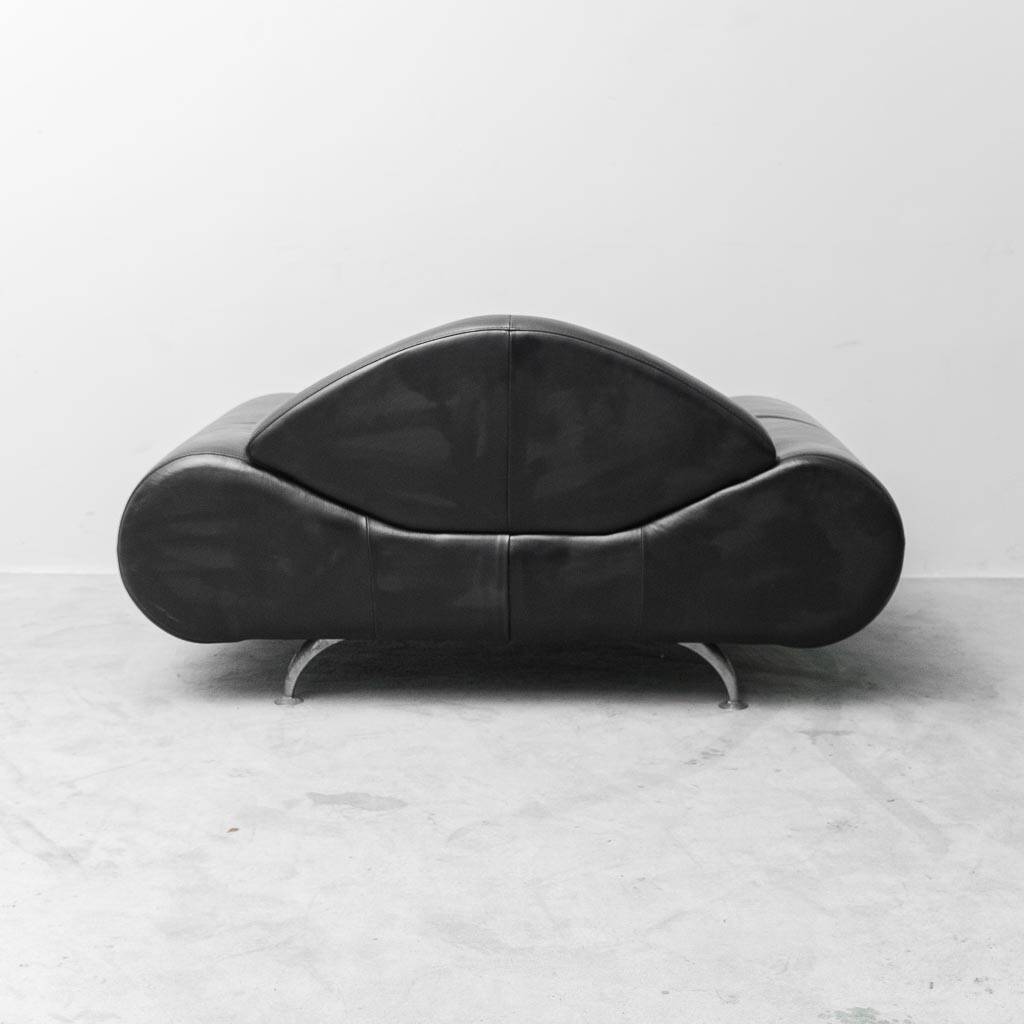 Vintage modern design armchair in black leather – 1990s lounge chair