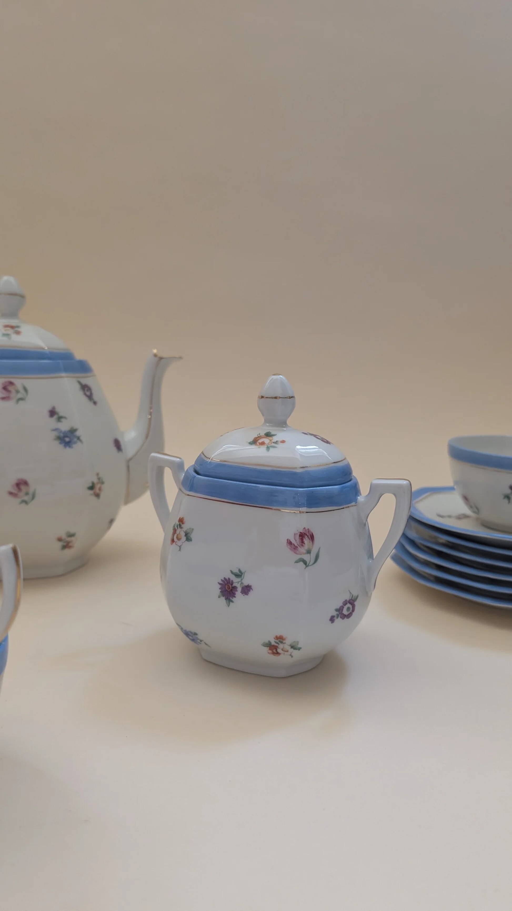 Tea set, 6 cups and 11 bowls