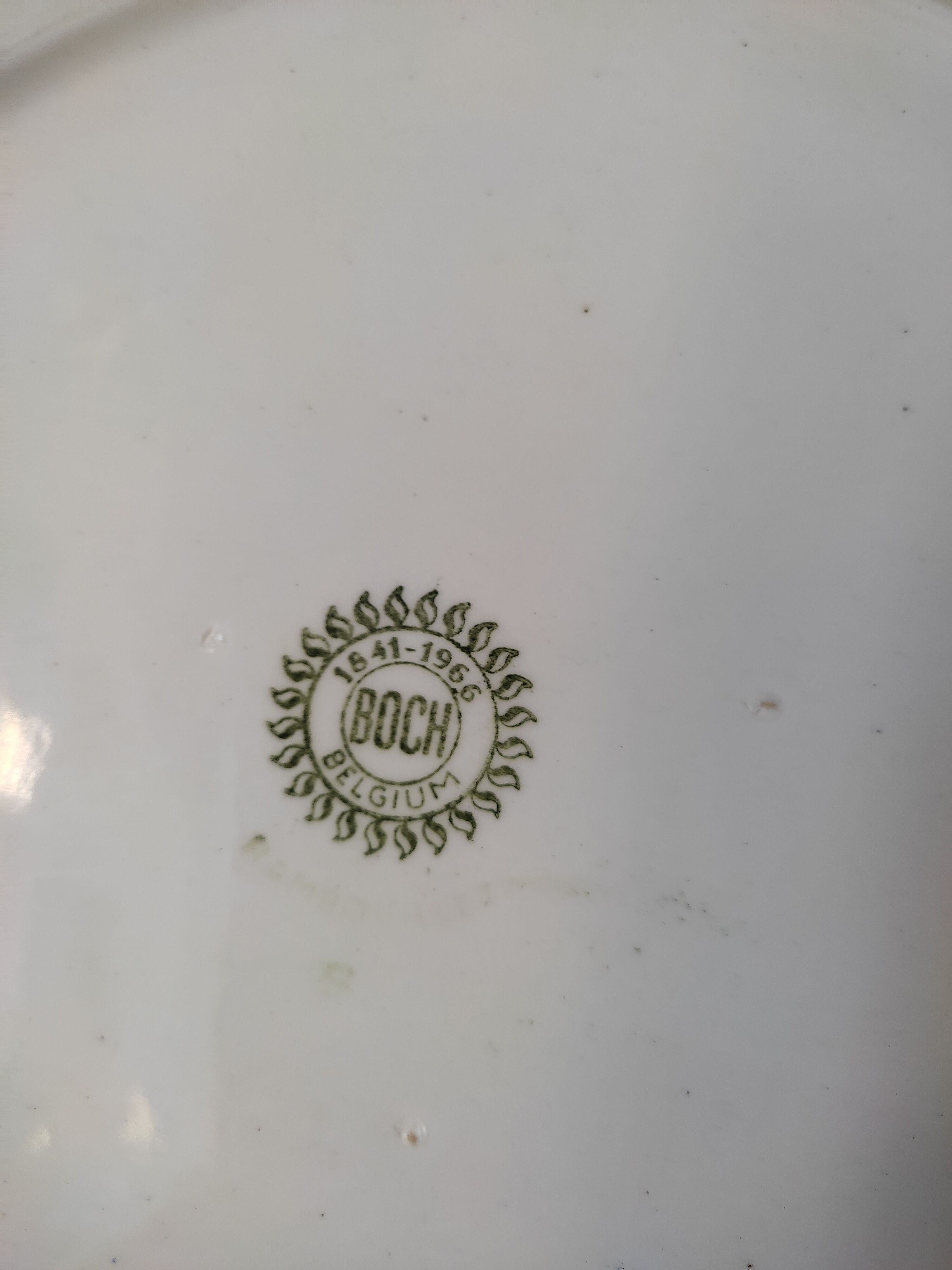Round dish Boch model nuts