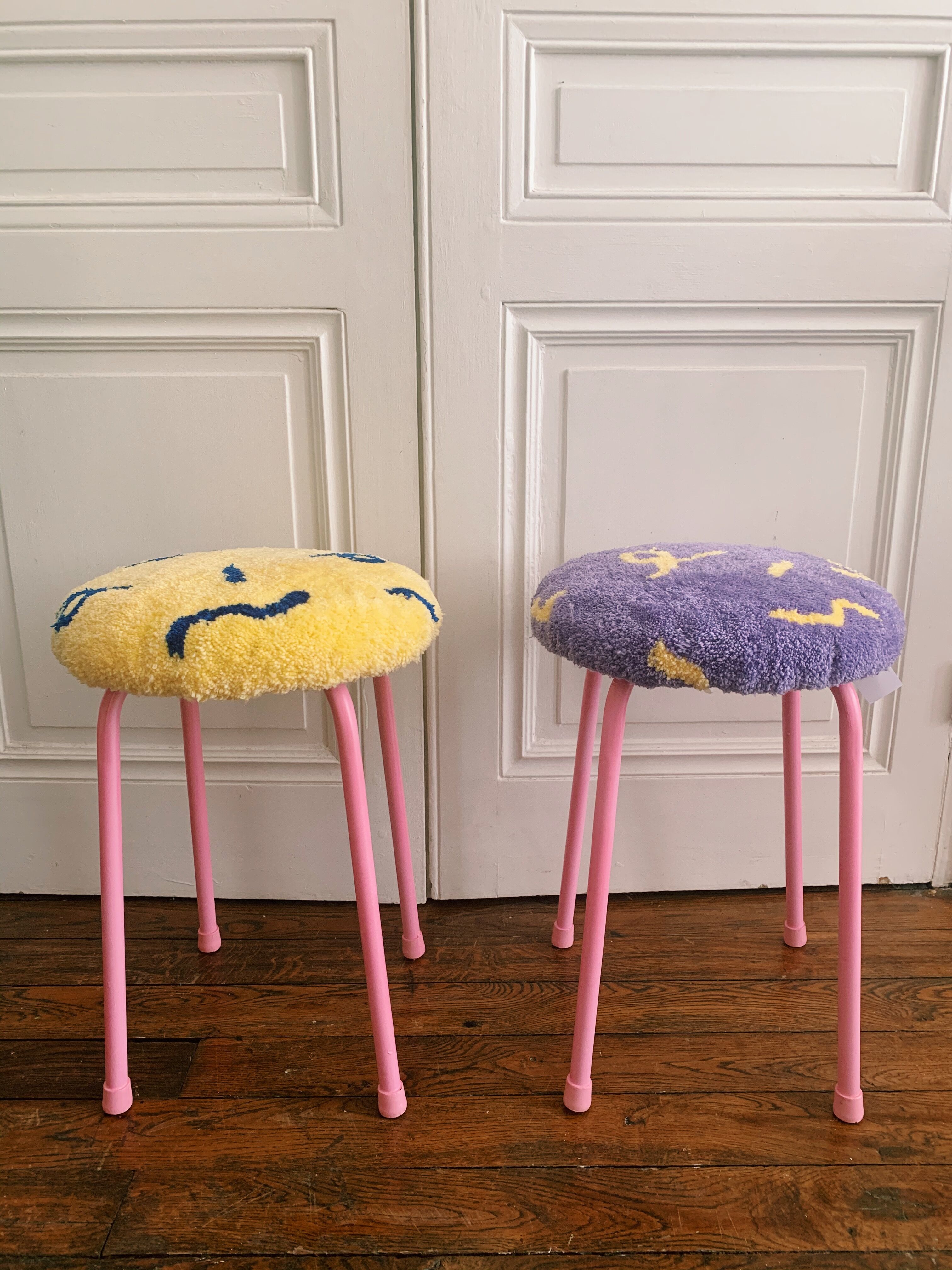 Tabouret tufté violet