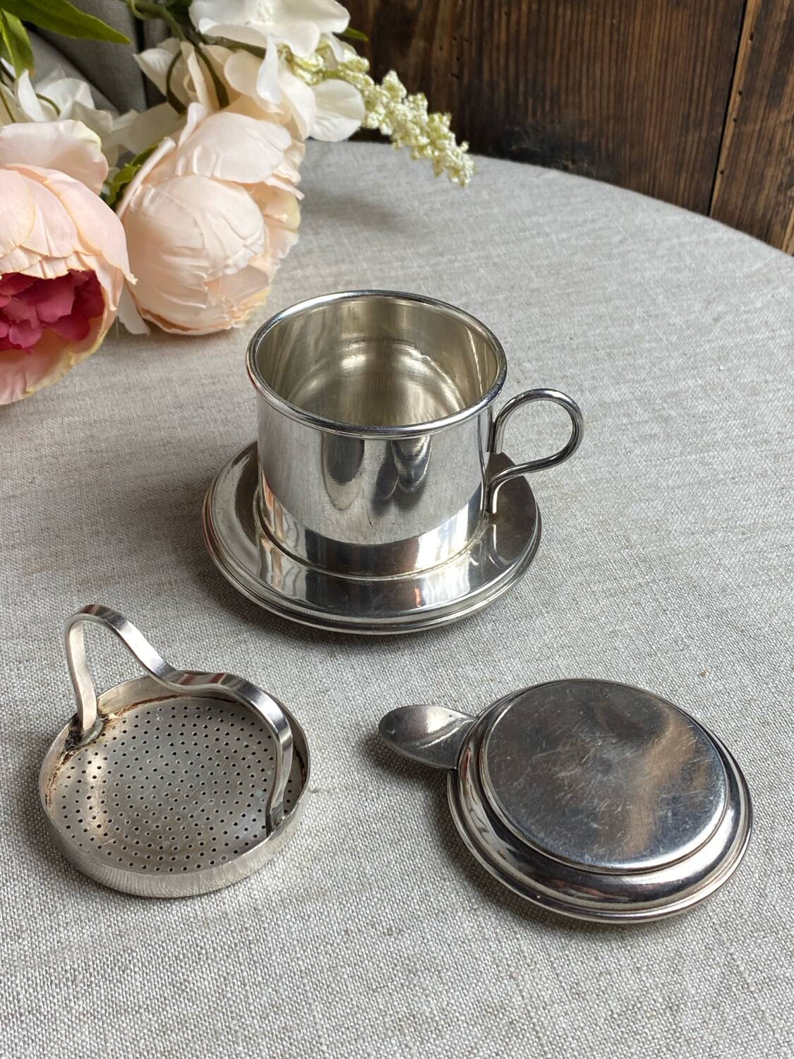 Tea pot, in silver metal