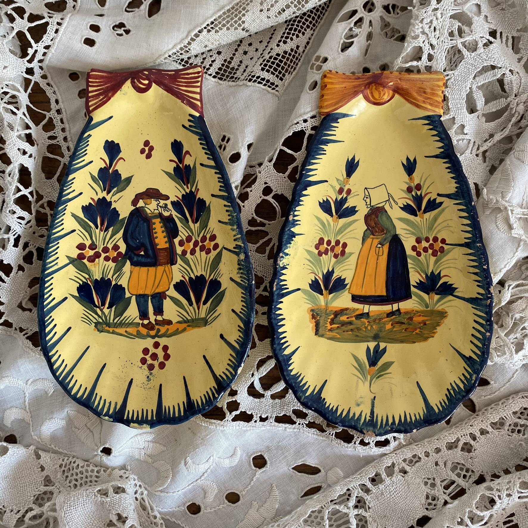 Shell-shaped butter dishes by Henriot Quimper for placing or hanging.