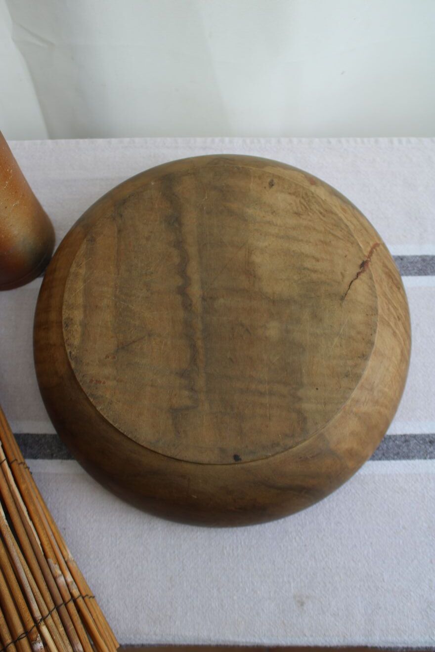 Round wooden dish